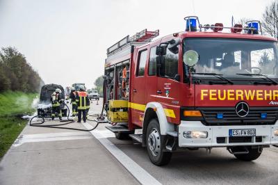 Wendlingen: Pkw brennt auf der A8 komplett aus